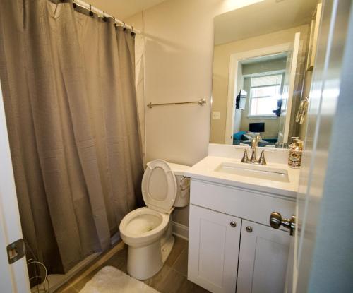 uma casa de banho com um WC, um lavatório e um chuveiro em The Chey:Modern and Intimate em Washington