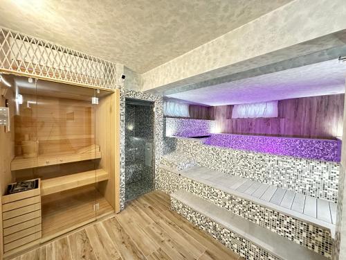 eine ebenerdige Dusche mit lila Wänden und Holzböden in der Unterkunft Luxury Villa with SPA near the Beach in Querceta