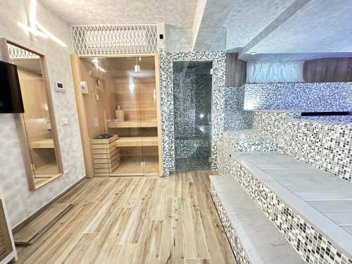 ein Bad mit einer ebenerdigen Dusche und einer Glastür in der Unterkunft Luxury Villa with SPA near the Beach in Querceta