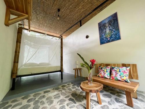 a room with a bench and a window at Templo del Tigre in Dos Brazos