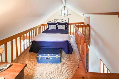 - une chambre avec un lit et une valise bleue dans l'établissement Bear Feet Retreat, à Banner Elk