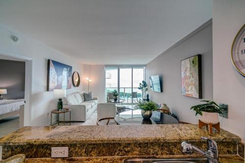 Ένα μπάνιο στο Direct Bayview One Bedroom Condo in Coconut Grove Includes parking