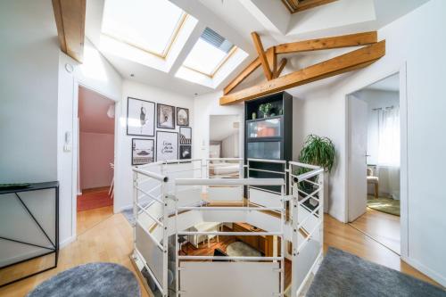 - un escalier en colimaçon dans une chambre dotée d'une lucarne dans l'établissement Atelier loft proche Halles Tours, à Tours