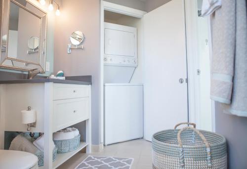 ein Badezimmer mit einem Waschbecken, einer Waschmaschine und einem Trockner in der Unterkunft Connecting Rooms-Coconut Grove 10th Floor- Parking Included in Miami