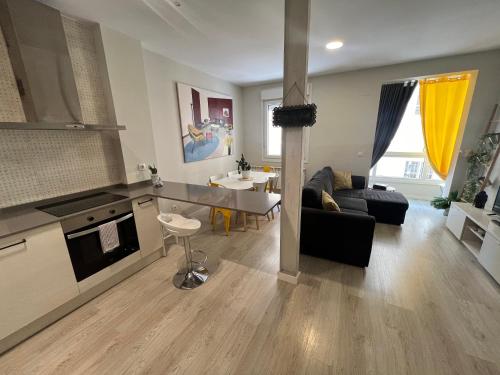Kuchyňa alebo kuchynka v ubytovaní EL RINCON DE LA MERCED junto Laurel Aire acondicionado By Apartamentos Logrono