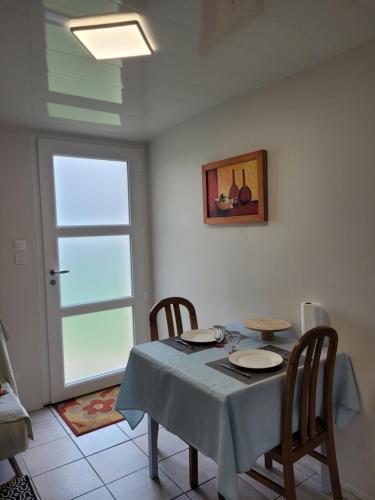 une salle à manger avec une table et des chaises et une fenêtre dans l'établissement Cœur de la Bretagne, à Poullaouen