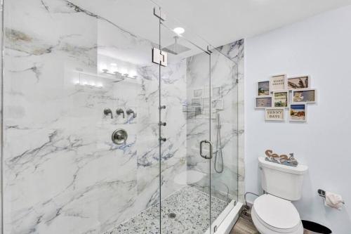 Et badeværelse på Casa Castaways Spacious Retreat @casacastaways