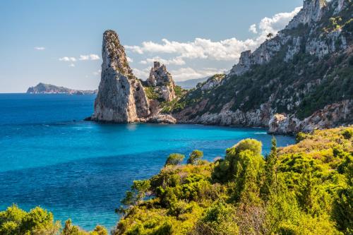widok na wybrzeże Amalfi we Włoszech w obiekcie Il Carrubo & SPA w mieście Bari Sardo