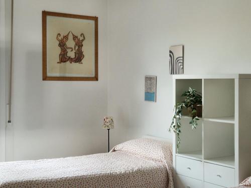 een slaapkamer met een bed en een foto aan de muur bij HomeLame 57 in Bologna