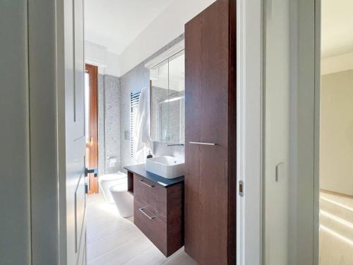 een badkamer met een wastafel en een toilet bij Urban Penthouse - Milan & Rho Fiera in Bresso