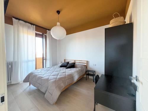 een slaapkamer met een bed en een zwarte dressoir bij Urban Penthouse - Milan & Rho Fiera in Bresso