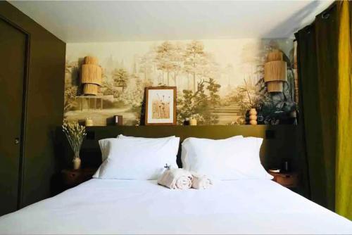 un animal farci assis au-dessus d'un lit dans l'établissement Maison UMI, à Le Gigontier