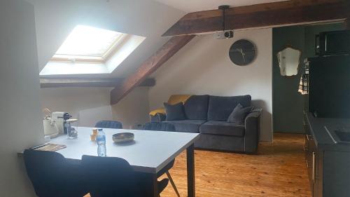 un salon avec une table et un canapé dans l'établissement résidence du château, à Chambéry