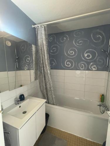 une salle de bain avec un lavabo, une baignoire et une douche dans l'établissement Bel Appartement near Bâle Mulhouse Airport, à Saint-Louis