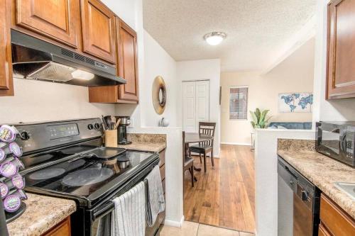 Dapur atau dapur kecil di Sunny King-sized 1BD Condo near UofA and UMC w Pool, Parking - Low Summer Rates!