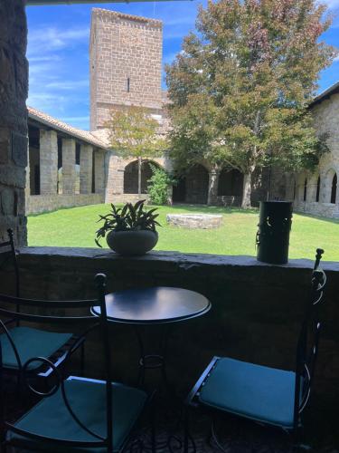 a table and chairs in front of a building at Hospedería SANTA FE in Epároz