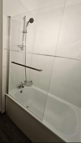 Cette chambre dispose d'une baignoire avec douche. dans l'établissement Les pieds dans l'eau, à Palavas-les-Flots