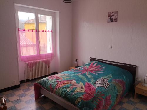 1 dormitorio con 1 cama con un edredón colorido en Saint Ambroix Cévennes Gard Ardèche pavillon 6 personnes, tout commerces à pieds en Saint-Ambroix