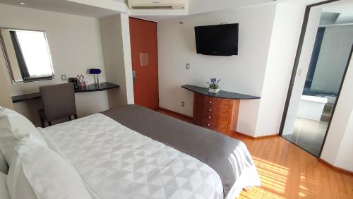 1 dormitorio con 1 cama y TV de pantalla plana en Hotel Roosevelt Condesa en Ciudad de México