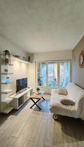 - une chambre avec un lit et une télévision dans l'établissement Les pieds dans l'eau, à Palavas-les-Flots