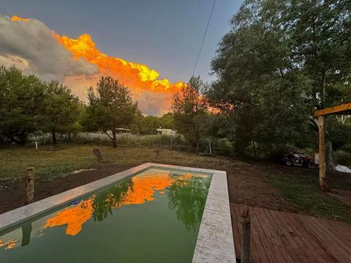 een vuur in een veld met een zwembad bij Benirras Beach House in Balneario Sauce Grande