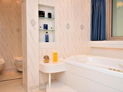 ein weißes Badezimmer mit einer Badewanne und einem Waschbecken in der Unterkunft 4 Bed in Porlock 93360 in Porlock