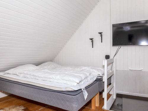 ein kleines Bett in einem Zimmer mit einem TV in der Unterkunft Holiday home Bedsted Thy V in Bedsted Thy