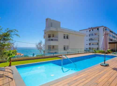 a swimming pool in front of a building at Casa das Raposinhas II in Funchal