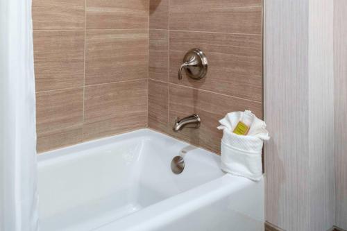 uma casa de banho com uma banheira e uma toalha em DoubleTree by Hilton Hotel Burlington Vermont em Burlington