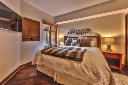 パークシティにあるBest Location, Larger Upgraded 1 Bedroom, Pool, Ski in Ski Out C104のベッドルーム1室(大型ベッド1台付)