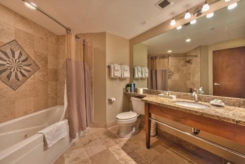 een badkamer met een bad, een toilet en een wastafel bij Best Location, Larger Upgraded 1 Bedroom, Pool, Ski in Ski Out C104 in Park City