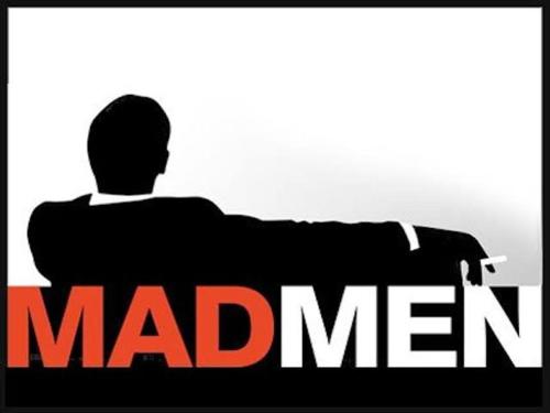 Mad Men في سالم: رجل يجلس على أريكة مع شعار الرجال مجنون