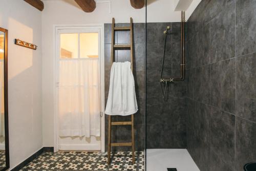 y baño con ducha y escalera. en Loft Rural Con Encanto, en La Coromina