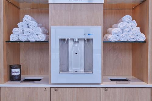 wystawa sklepowa z rolkami papieru toaletowego i ręczników w obiekcie Courtyard by Marriott Detroit Livonia w mieście Livonia