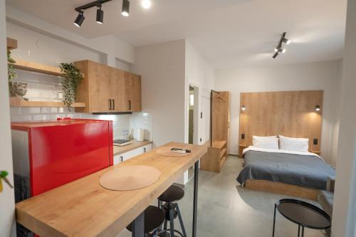 Habitación con cama y nevera roja. en THEMIS URBAN STAY, en Komotiní
