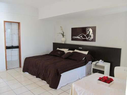 ein Schlafzimmer mit einem Bett und einem Tisch in einem Zimmer in der Unterkunft Picos Hotel in Picos