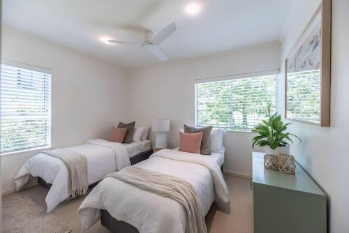 Katil atau katil-katil dalam bilik di Heart of Sunshine, Spacious Apt with Pool & Garden