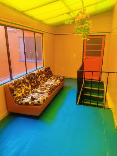 un soggiorno con divano in camera di Casa familiar orange corner a La Paz