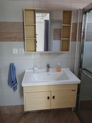 a bathroom with a sink and a mirror at Queen's 2 BDR Appartments Accra in Chantan