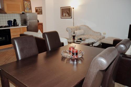 Uma área de estar em Lovely apartment Tirana