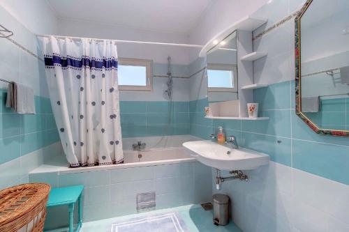 uma casa de banho com um lavatório, uma banheira e um chuveiro em Apartment in Mali Losinj 26743 em Mali Lošinj