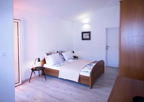 een slaapkamer met een groot bed in een kamer bij Holiday home in Poboji - Neum Riviera 45086 in Lokvičič