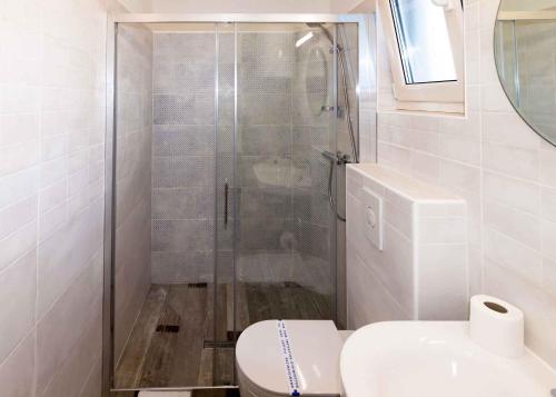 een badkamer met een douche, een toilet en een wastafel bij Holiday home in Poboji - Neum Riviera 45086 in Lokvičič