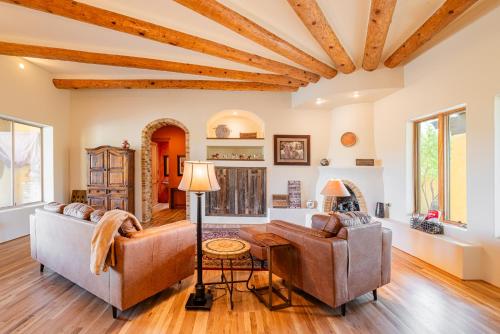 พื้นที่นั่งเล่นของ Scottsdale Agave House- Located on one Acre, Resort Style Amenities and Private Casita!