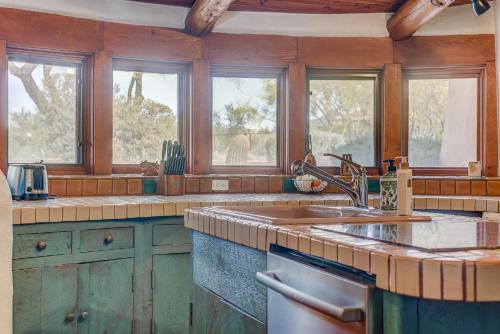 cocina con fregadero y algunas ventanas en Enjoy Sunsets In Sonoran Desert, Hot Tub & Casita at Cave Creek Santa Fe Ranch!, en Cave Creek
