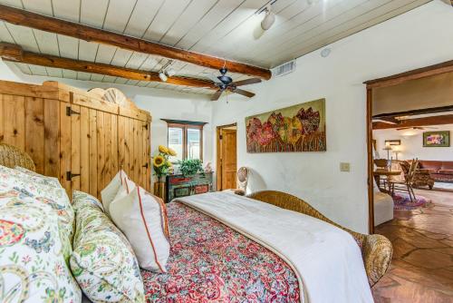 1 dormitorio con 1 cama grande en una habitación en Enjoy Sunsets In Sonoran Desert, Hot Tub & Casita at Cave Creek Santa Fe Ranch!, en Cave Creek