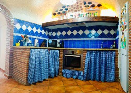 Η κουζίνα ή μικρή κουζίνα στο Casa Cueva The Exclusive Royal Andalusian Cave