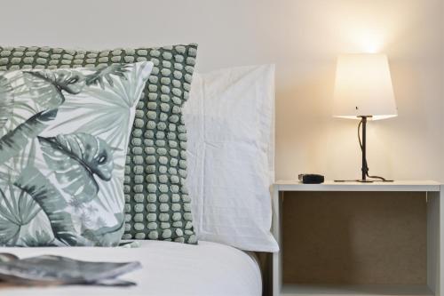 een slaapkamer met een bed met een lamp op een tafel bij Free Parking Ideal for solo business travellers in Ilkeston