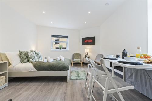 een woonkamer met een bank en een tafel bij Free Parking Ideal for solo business travellers in Ilkeston