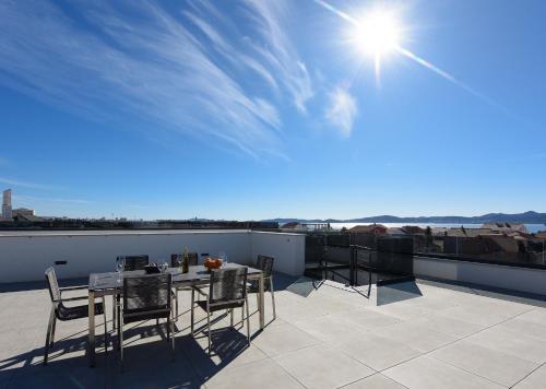 FUX LUXURY rooftop terrace JACUZZI & BBQ